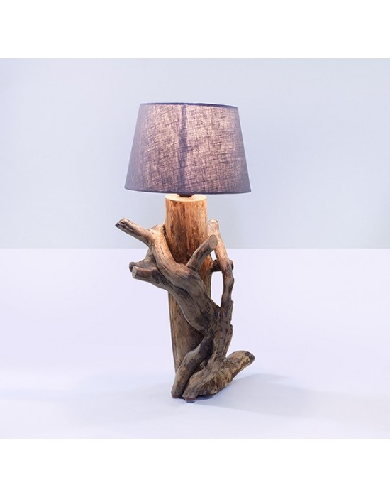 Lámpara con edera abrazada a tronco de pino