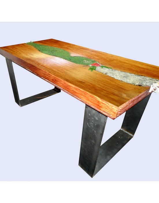 Mesa madera con río de jardín preservado